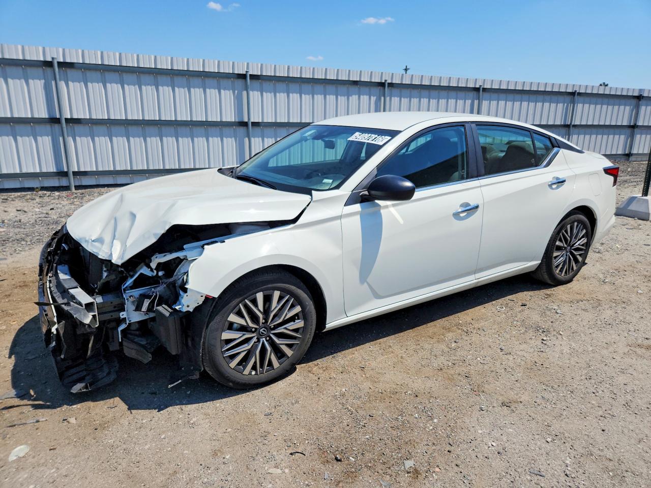 Salvage Nissan Altima Image