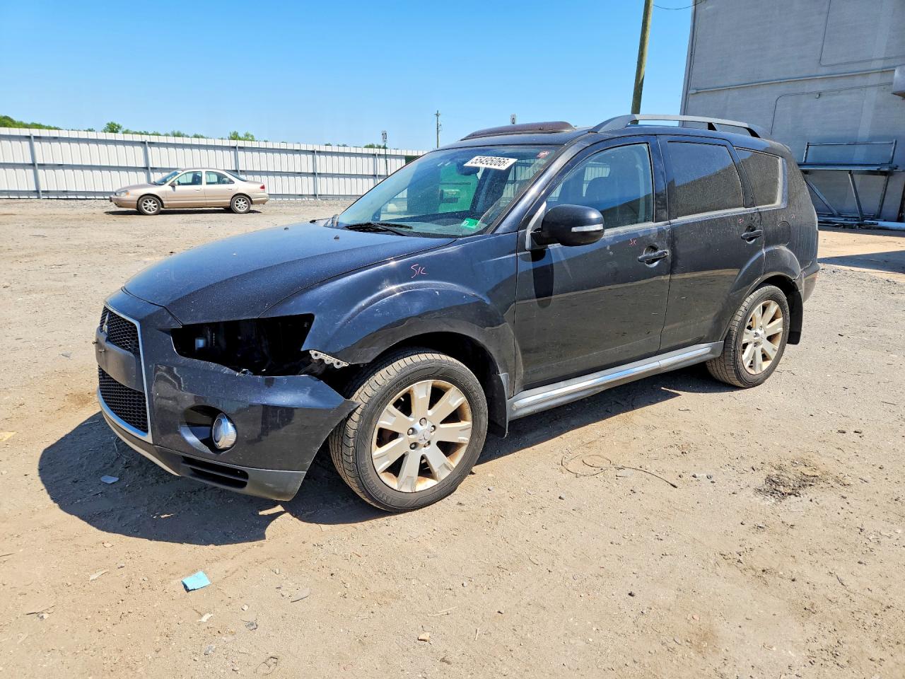 Salvage Mitsubishi Outlander Image