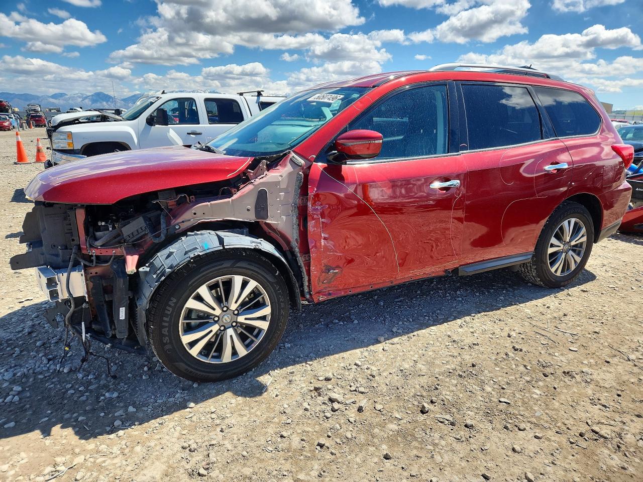 Salvage Nissan Pathfinder Image