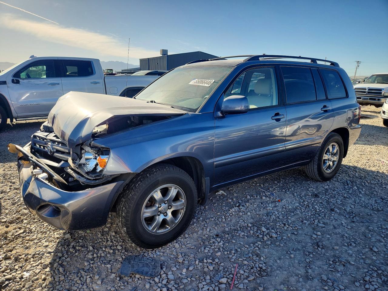Salvage Toyota Highlander Image