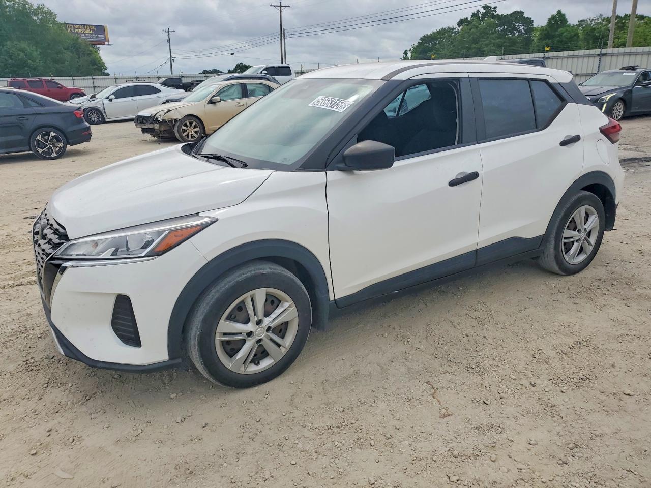 Salvage Nissan Kicks Image