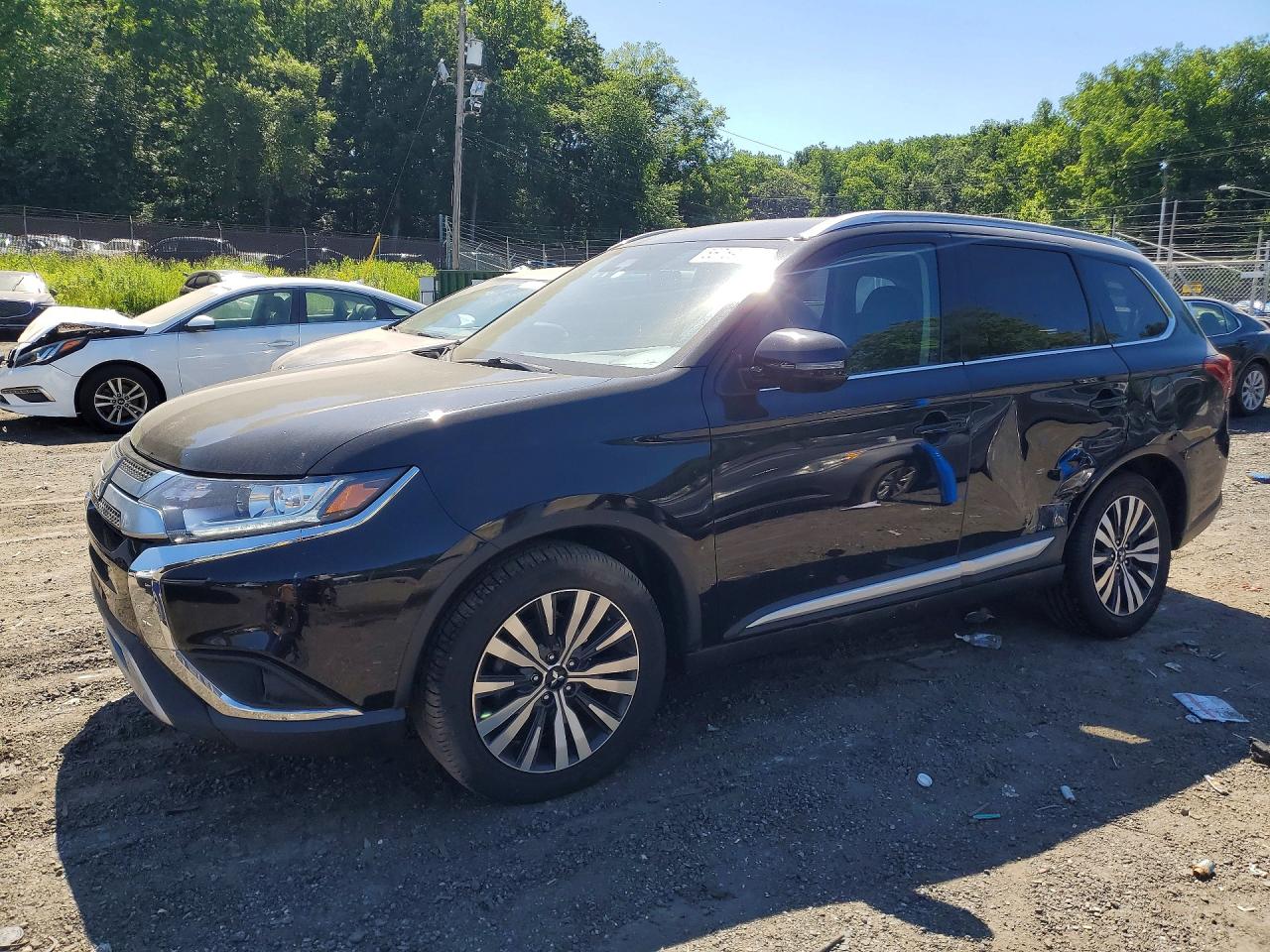 Salvage Mitsubishi Outlander Image