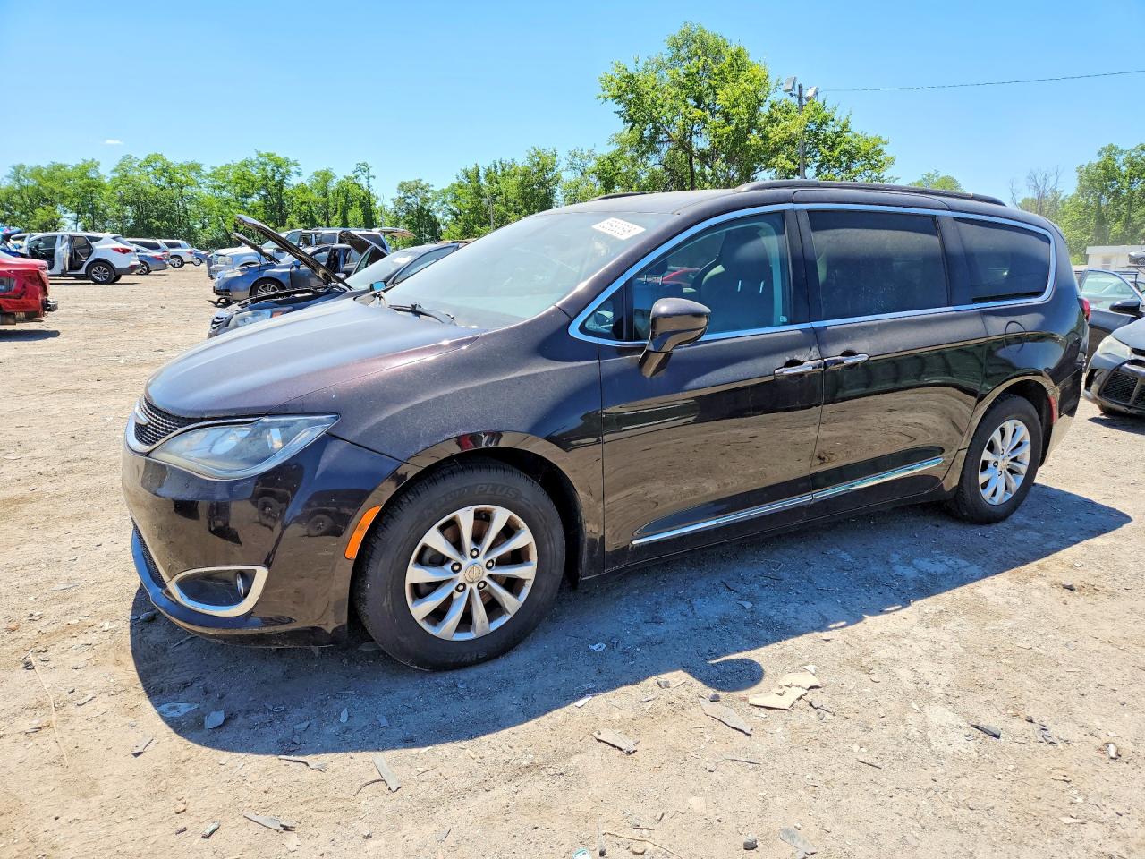 Salvage Chrysler Pacifica Image
