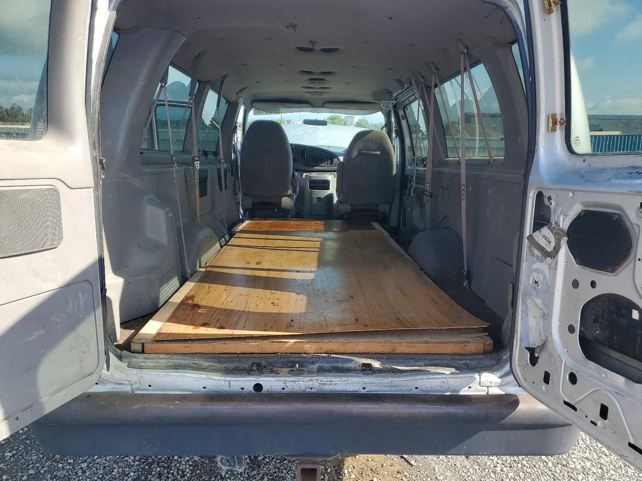 Ford Econoline E350 Super Duty Wagon