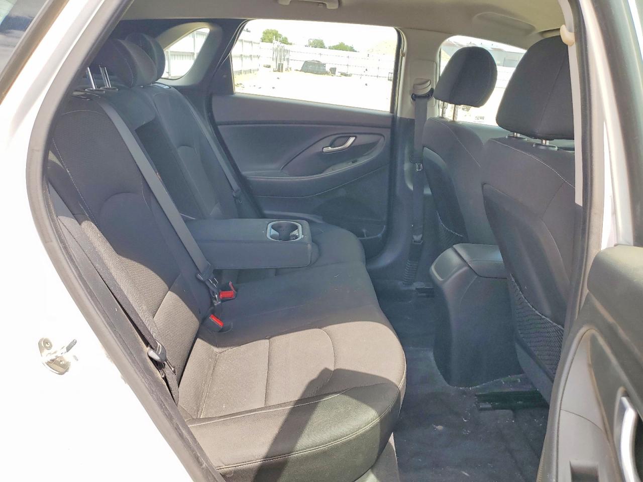 Hyundai ELANTRA Base
