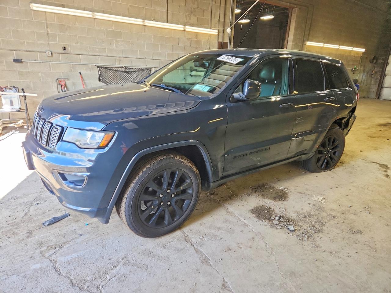Salvage Jeep Cherokee Image