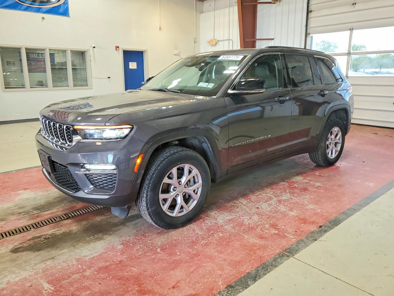 Salvage Jeep Cherokee Image