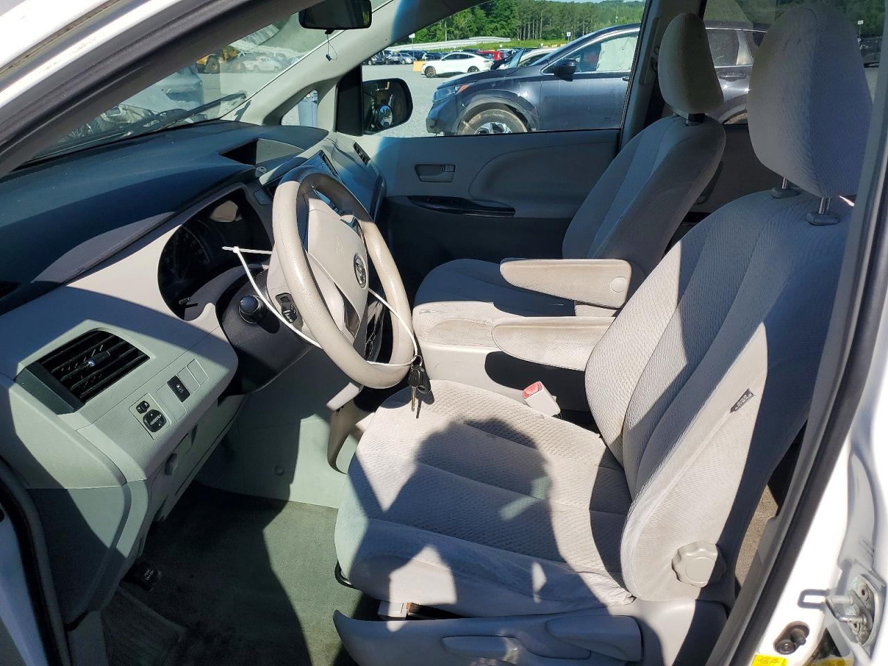 Toyota Sienna Le 8-passenger