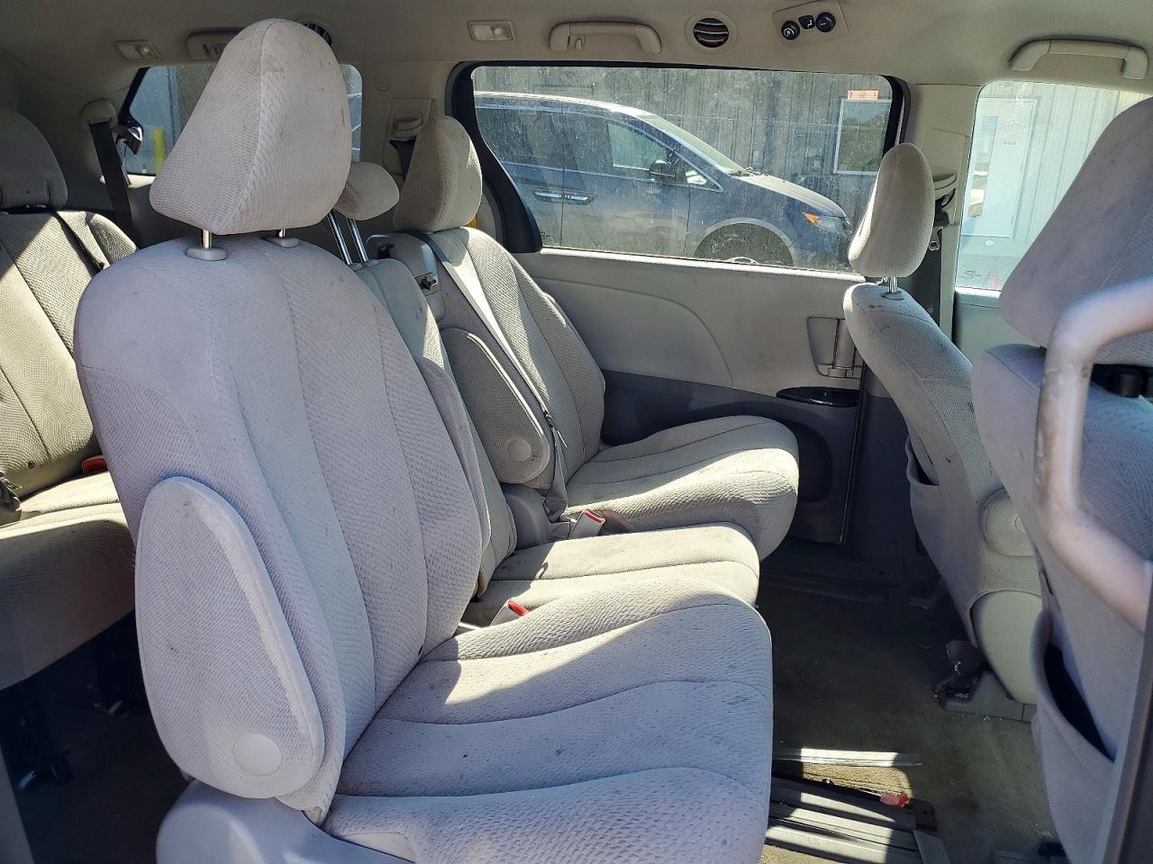 Toyota Sienna Le 8-passenger