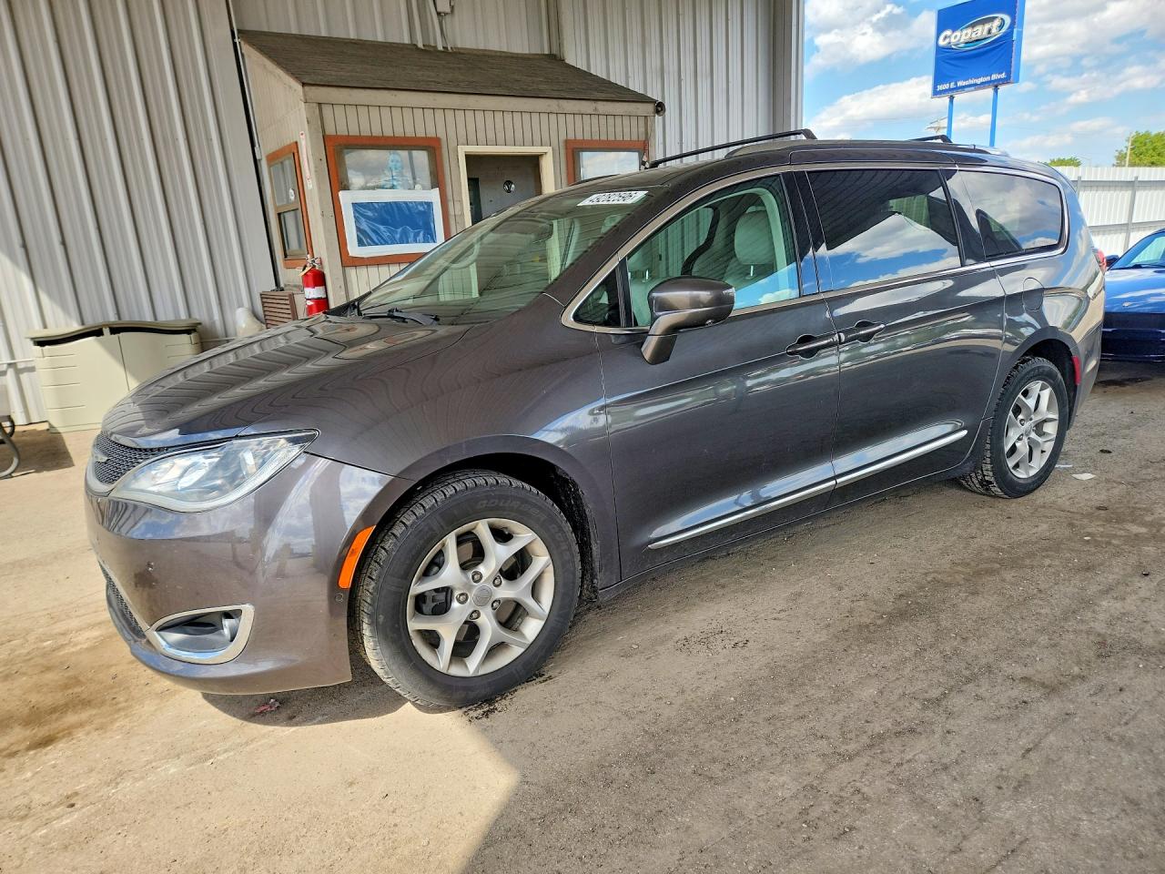 Salvage Chrysler Pacifica Image