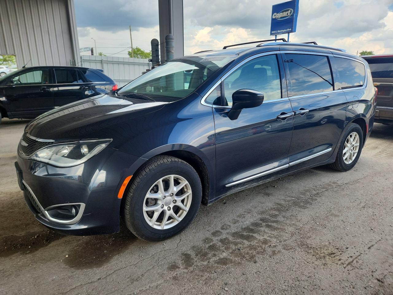 Salvage Chrysler Pacifica Image