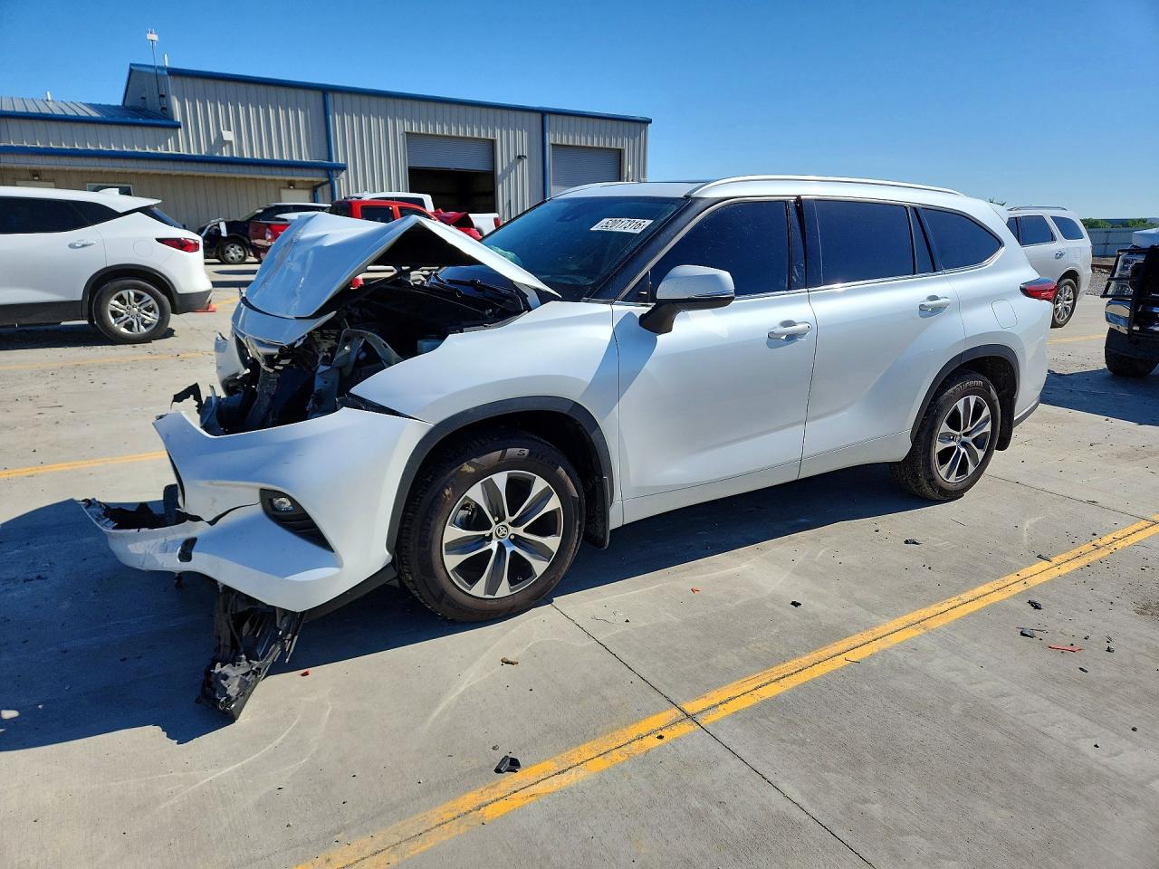 Salvage Toyota Highlander Image