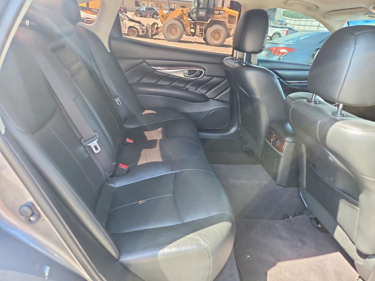 INFINITI Q70 3.7