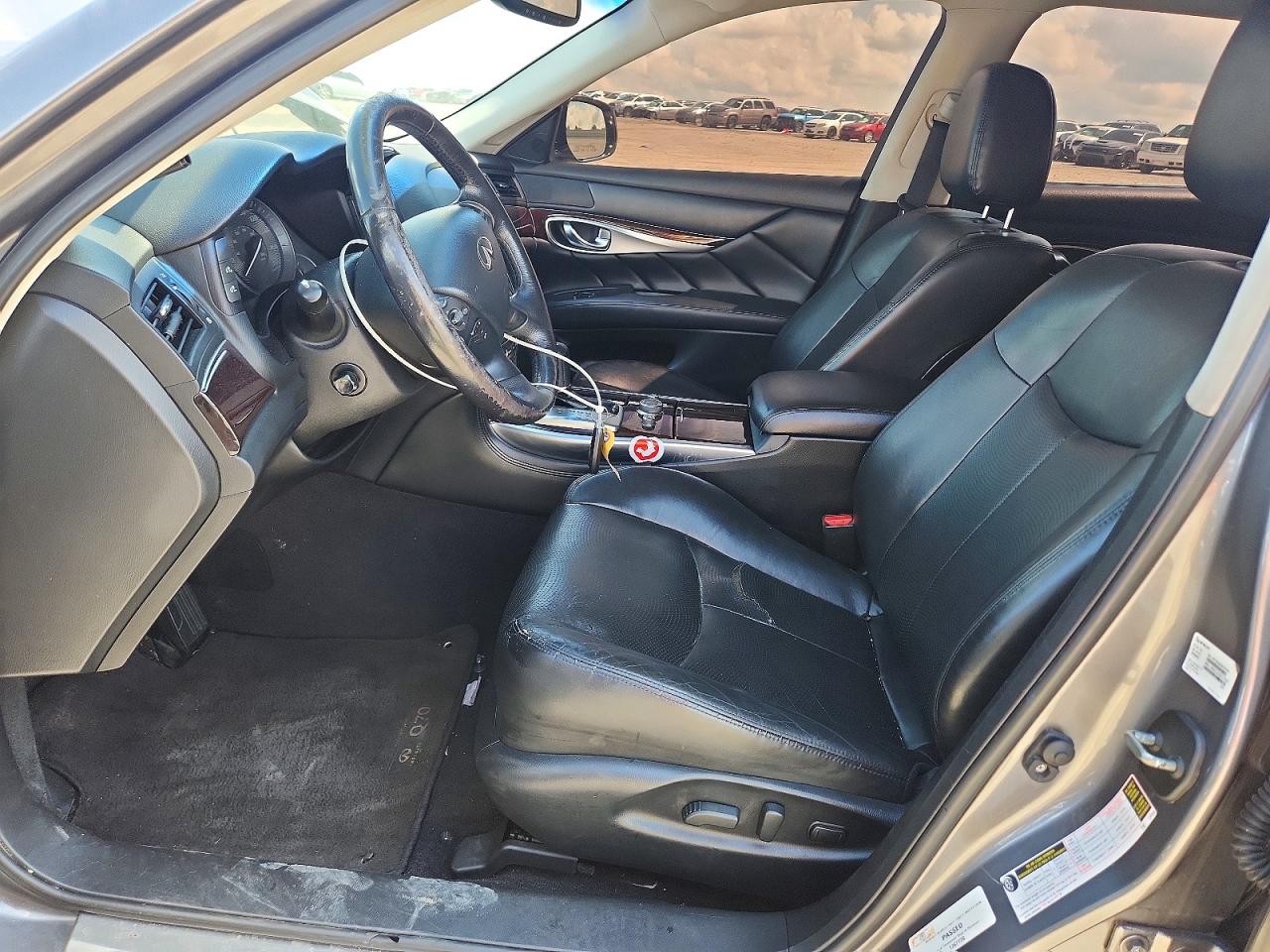 INFINITI Q70 3.7
