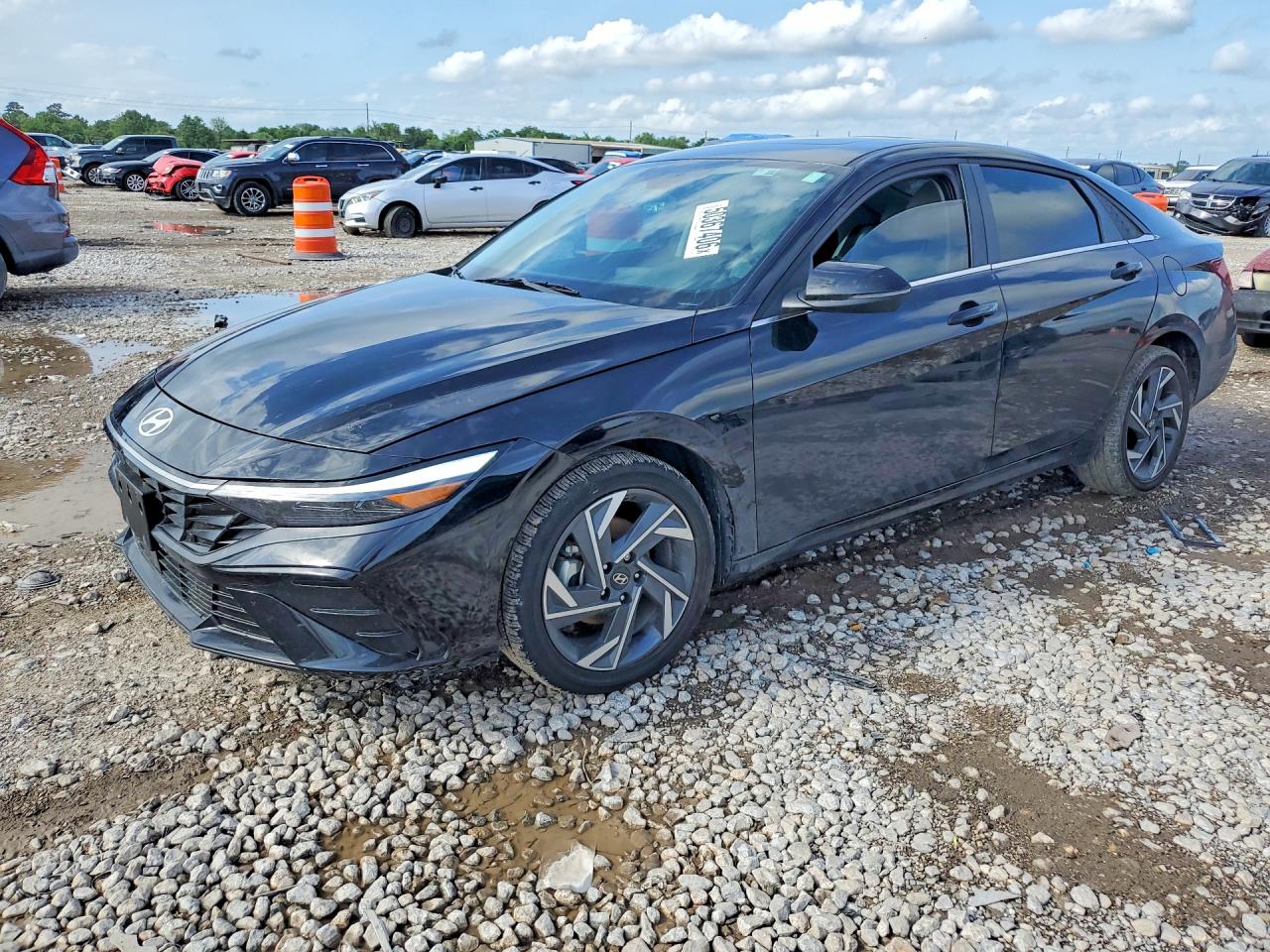 Salvage Hyundai ELANTRA Image