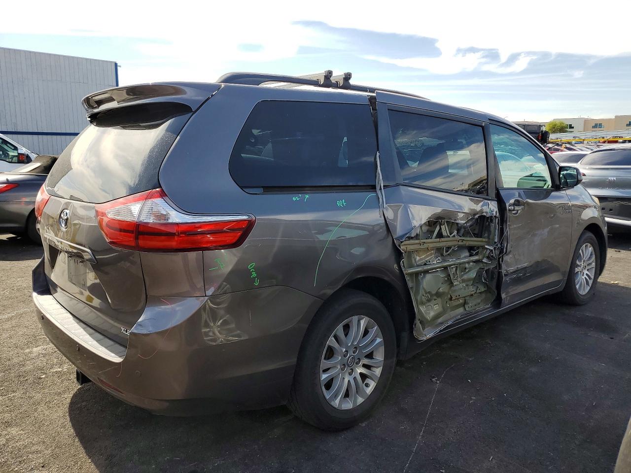 Toyota Sienna Xle 8-passenger