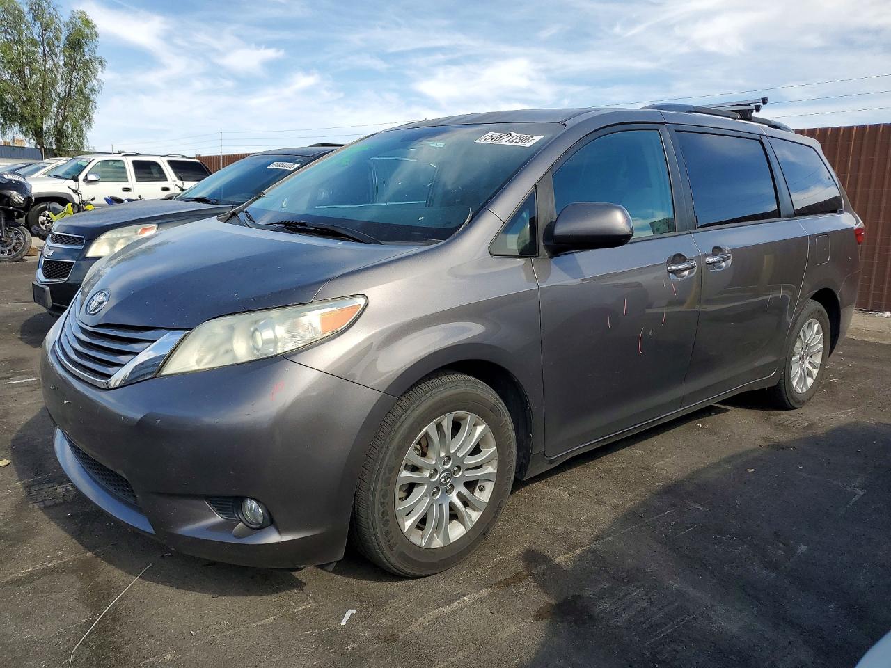 Salvage Toyota Sienna Image