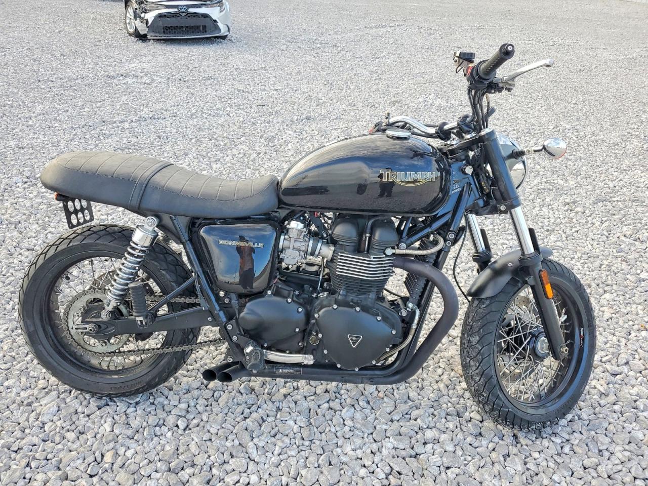Salvage Triumph Bonneville Image