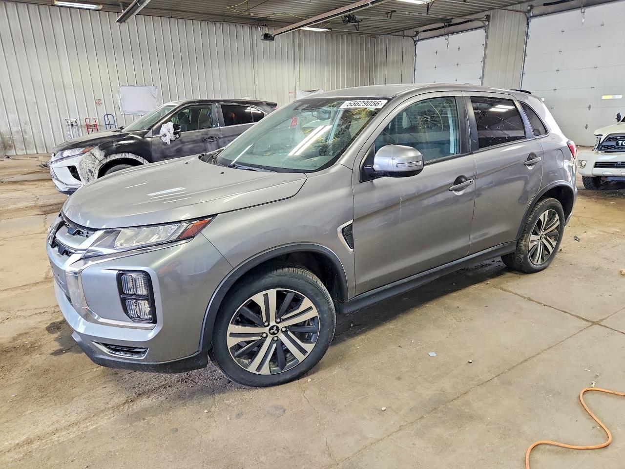 Salvage Mitsubishi Outlander Image
