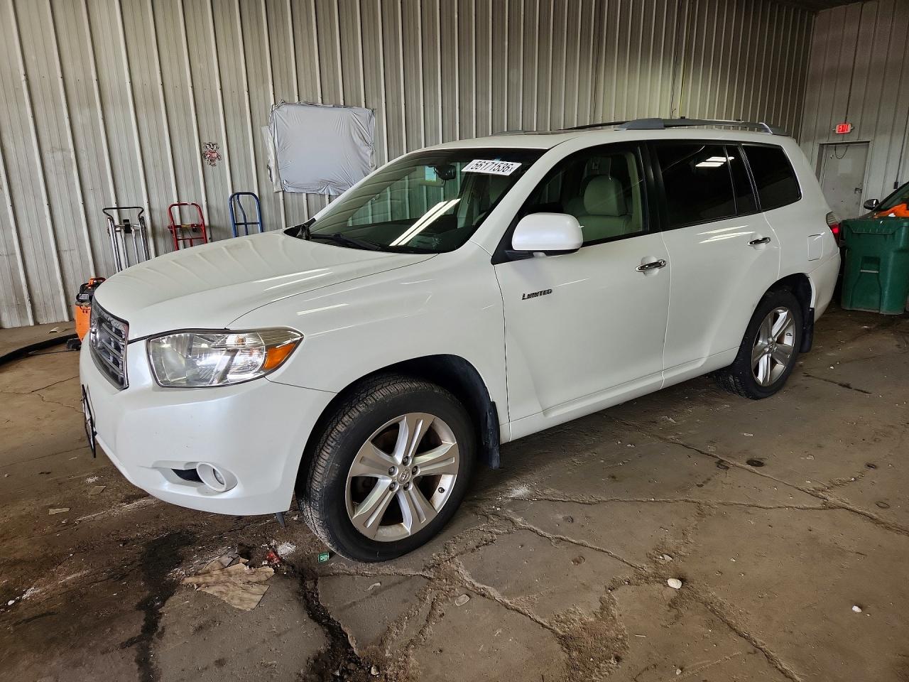 Salvage Toyota Highlander Image