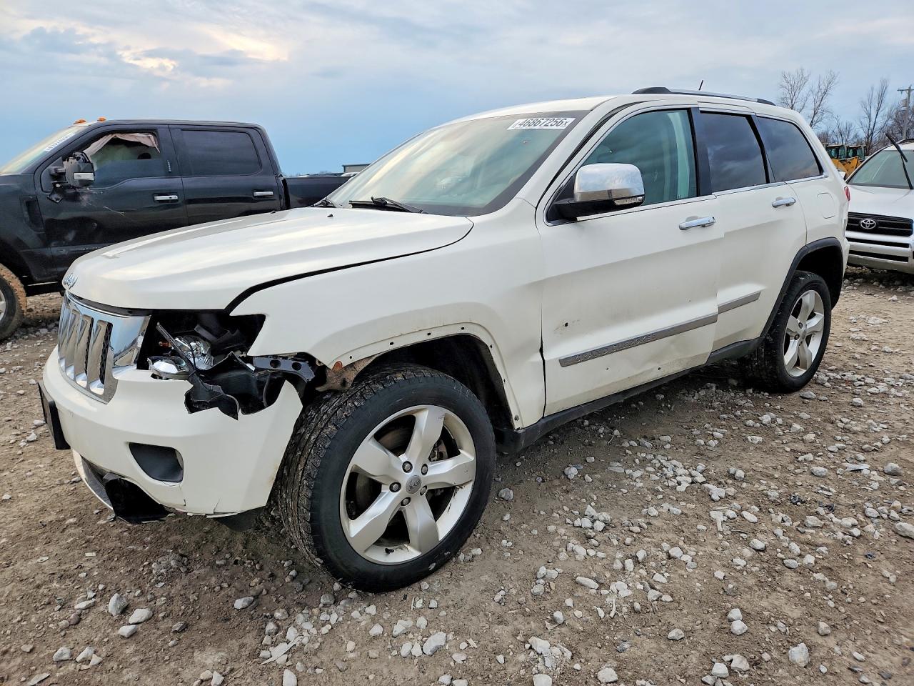 Salvage Jeep Cherokee Image