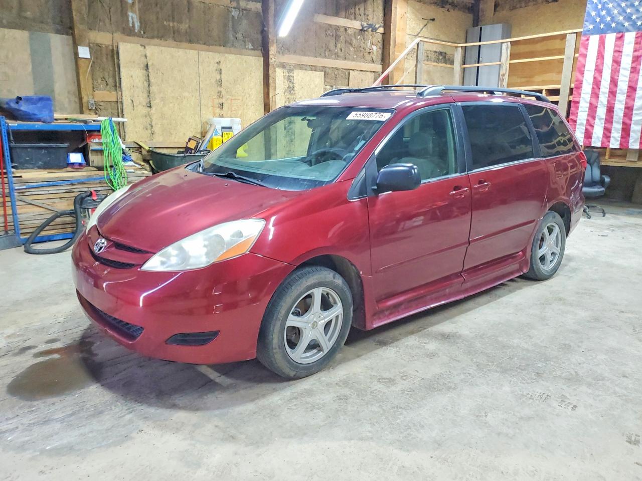 Salvage Toyota Sienna Image