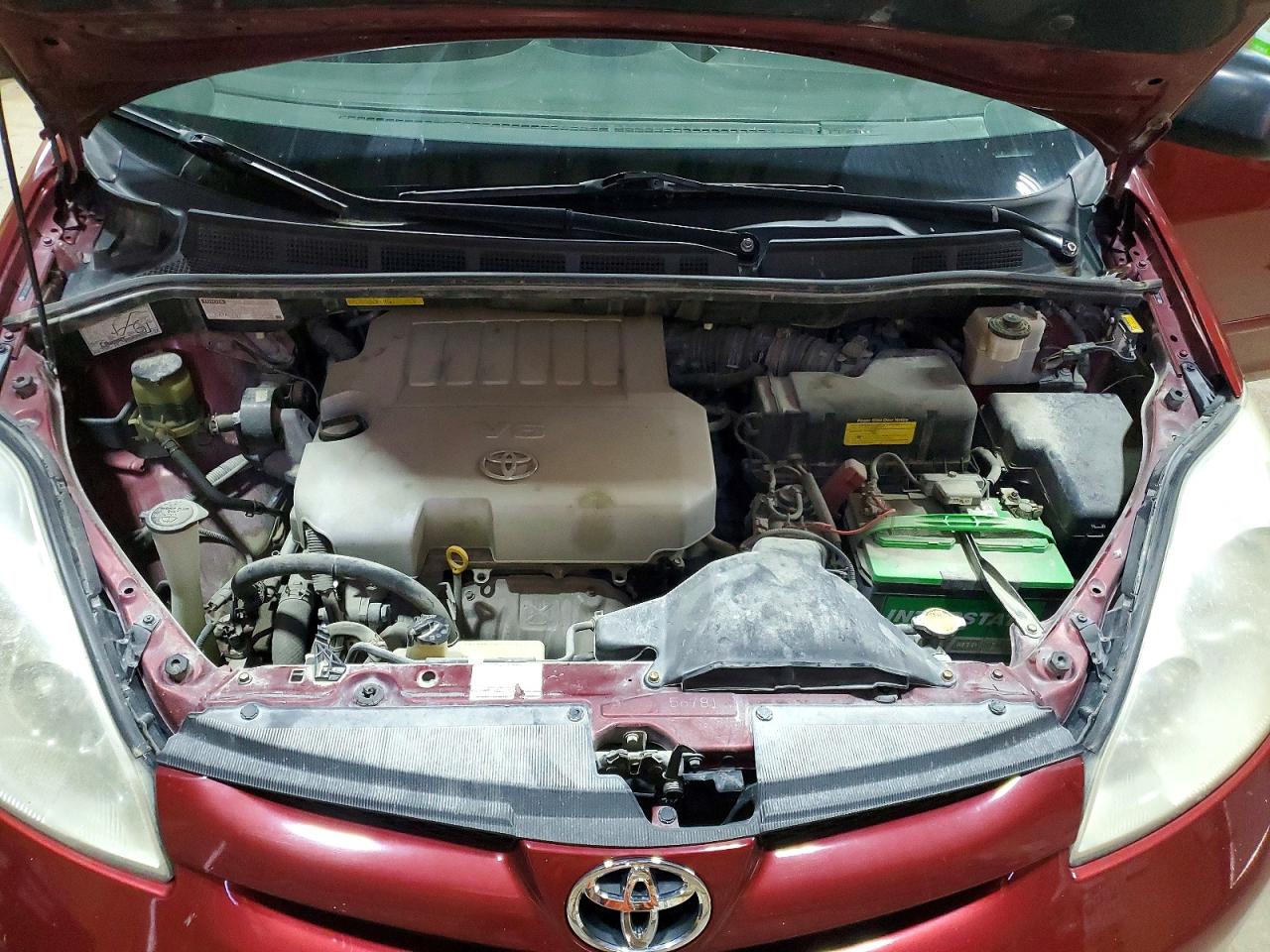 Toyota Sienna Le 8-passenger