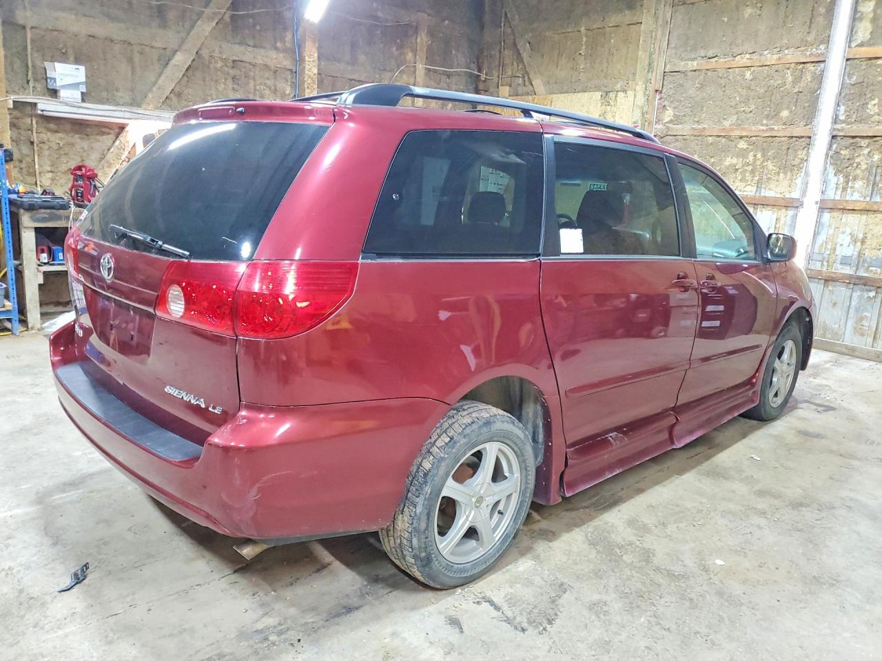 Toyota Sienna Le 8-passenger