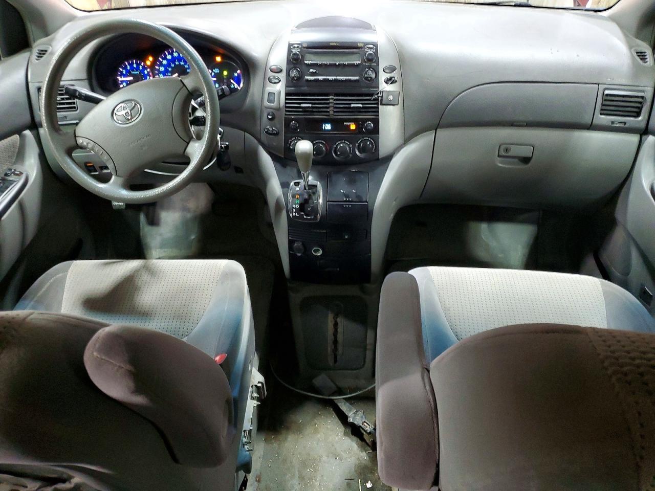 Toyota Sienna Le 8-passenger