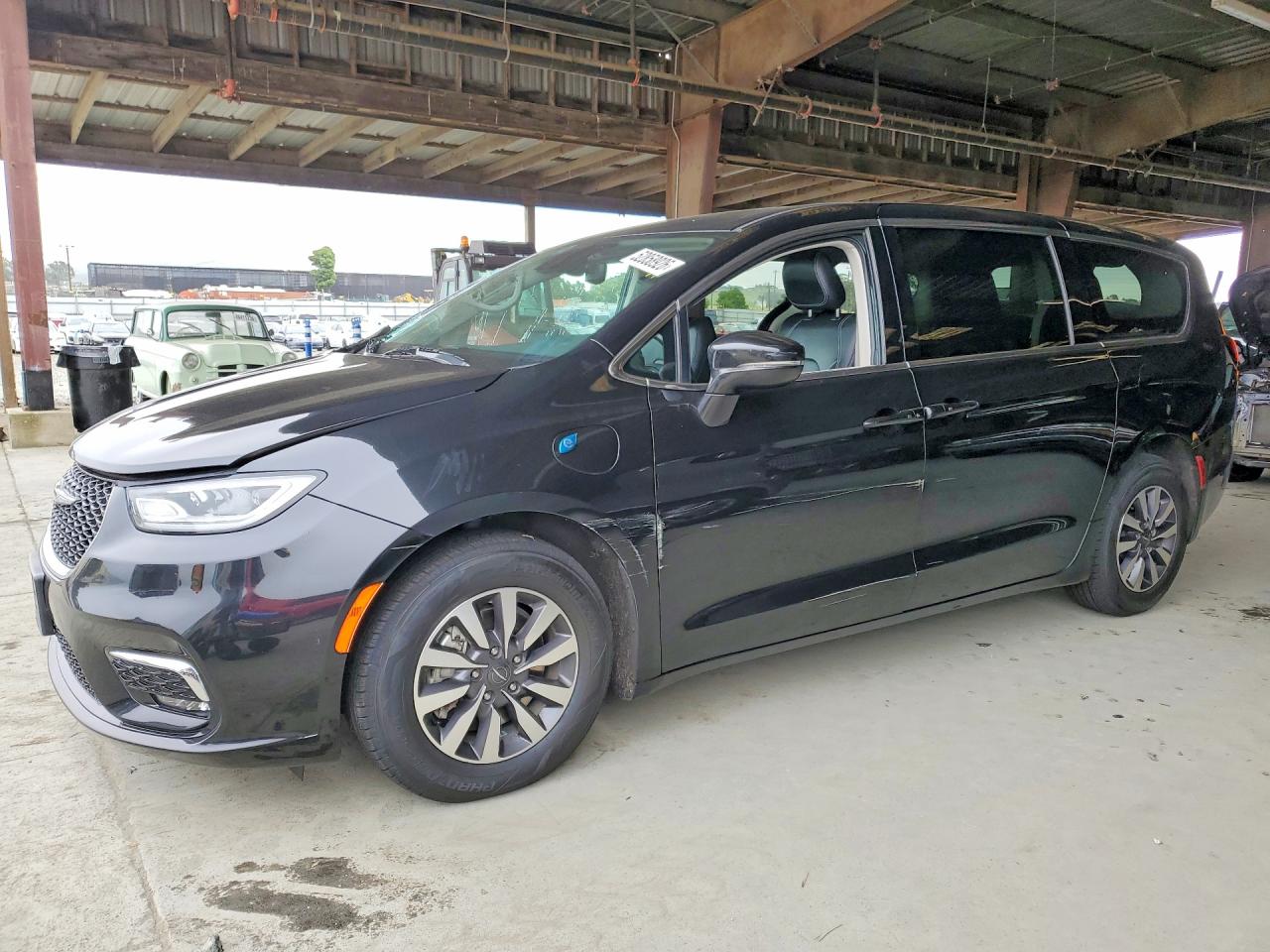Salvage Chrysler Pacifica Image