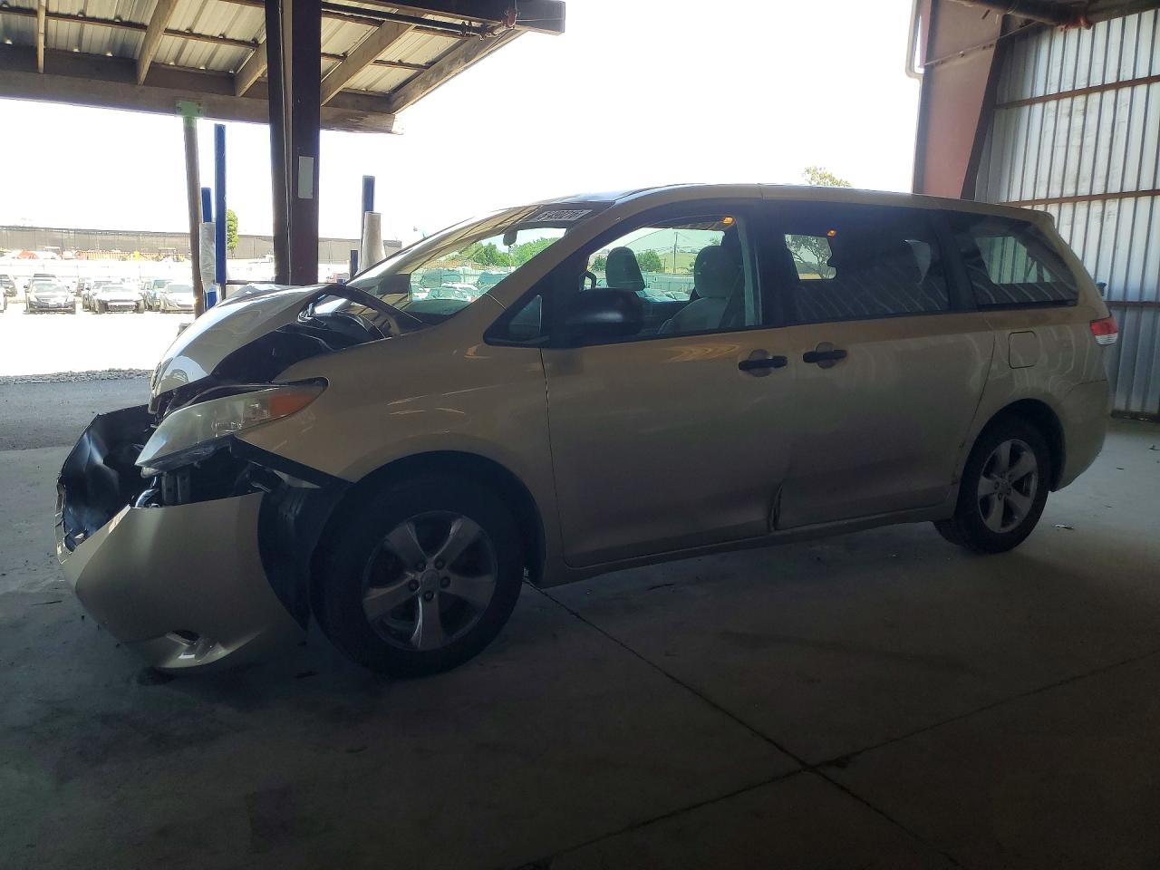 Salvage Toyota Sienna Image