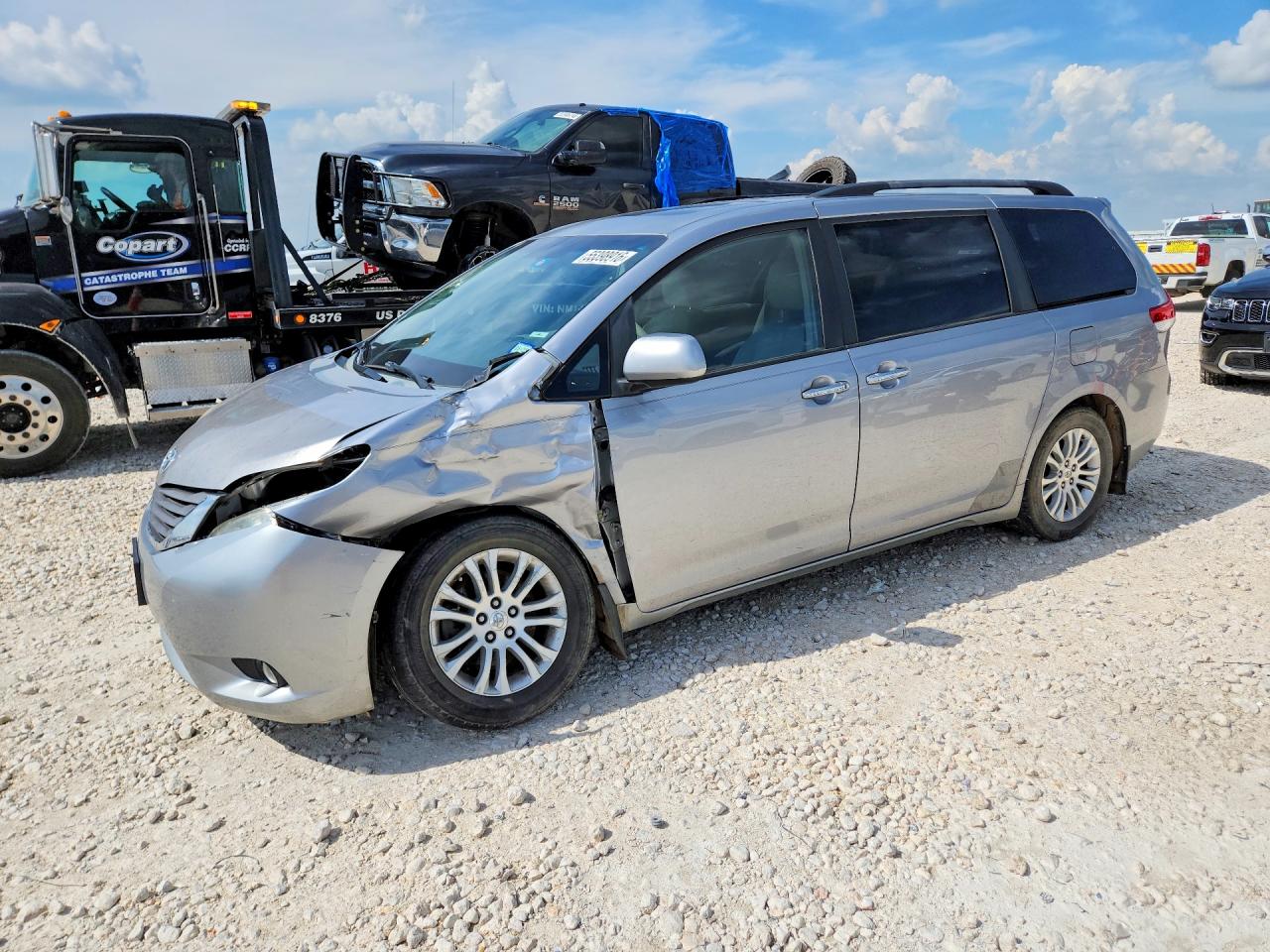 Salvage Toyota Sienna Image