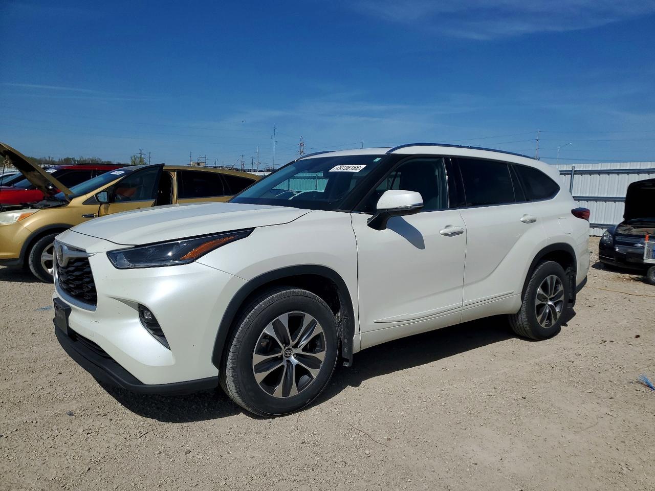 Salvage Toyota Highlander Image