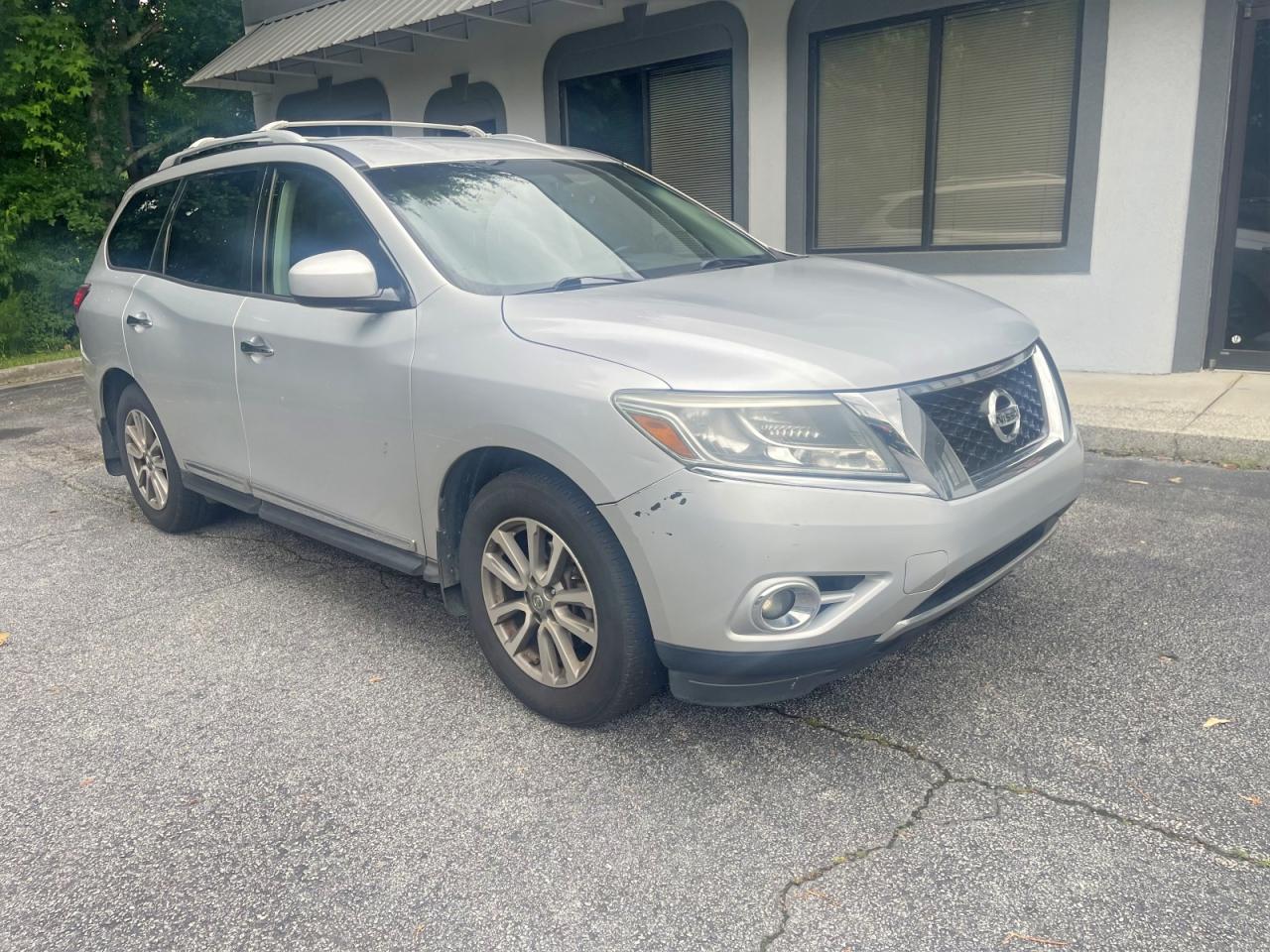 Salvage Nissan Pathfinder Image
