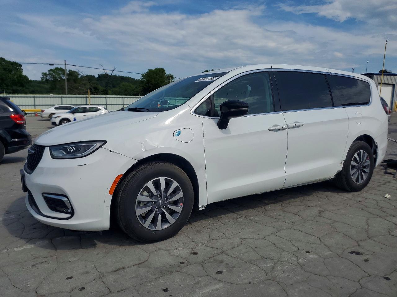 Salvage Chrysler Pacifica Image