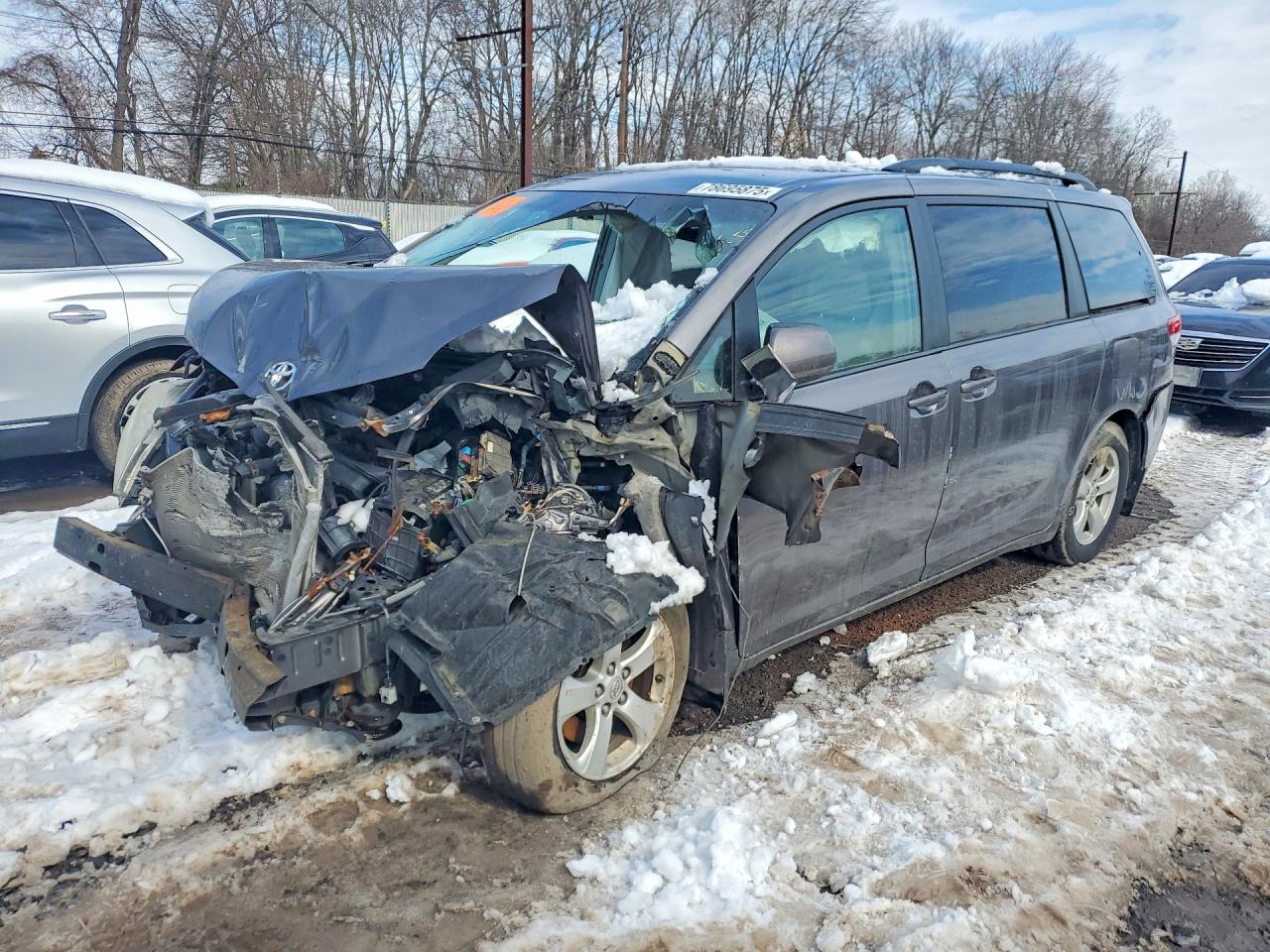 Salvage Toyota Sienna Image