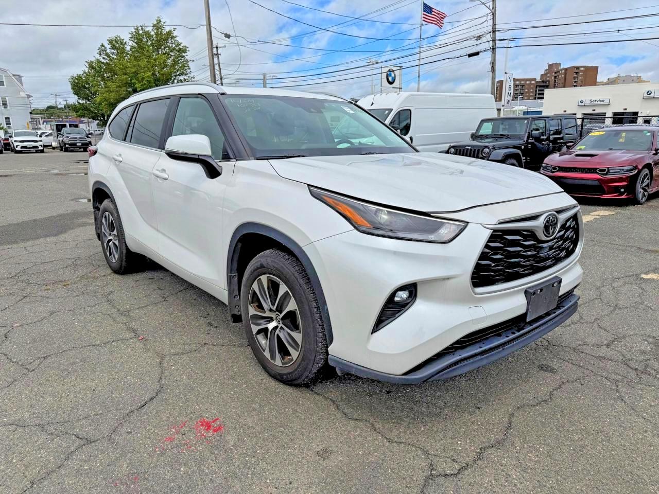 Salvage Toyota Highlander Image