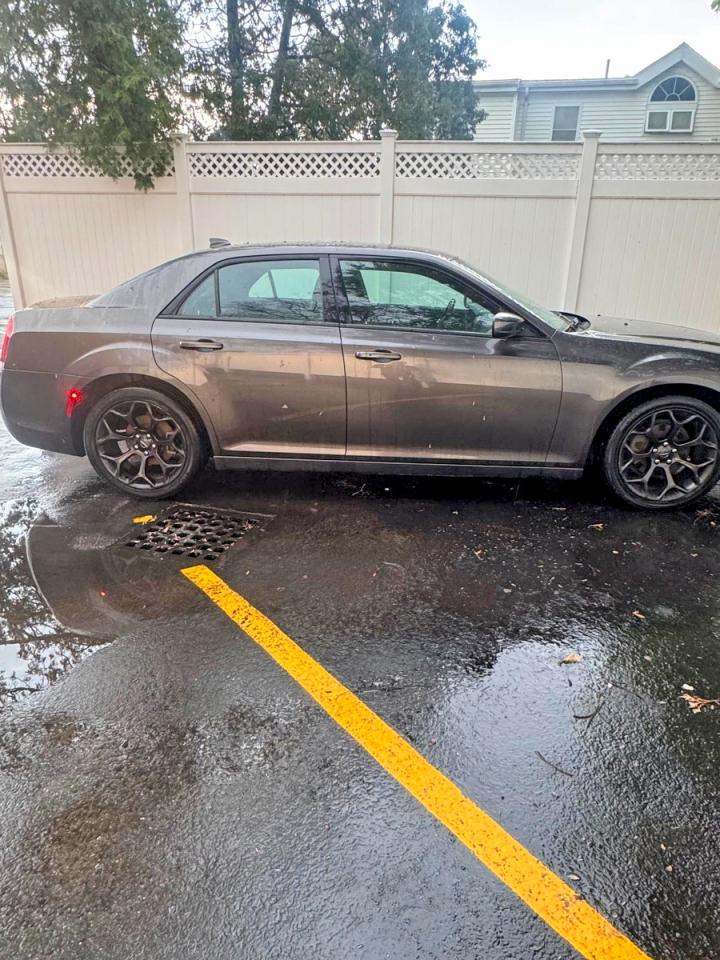 Salvage Chrysler 300 Image