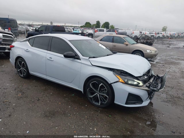 Salvage Nissan Altima Image