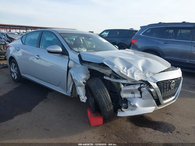 Salvage Nissan Altima Image