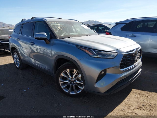 Salvage Toyota Highlander Image