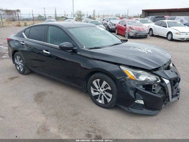 Salvage Nissan Altima Image