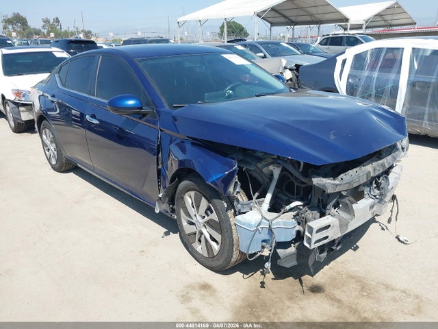 Salvage Nissan Altima Image