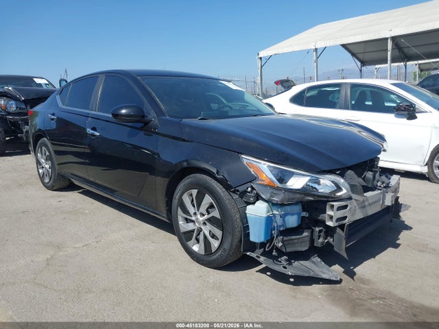Salvage Nissan Altima Image