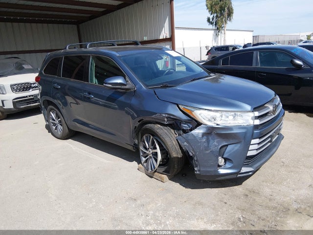 Salvage Toyota Highlander Image