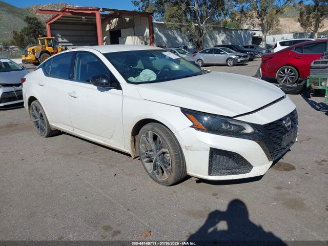 Salvage Nissan Altima Image