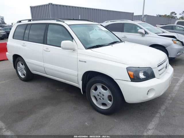 Salvage Toyota Highlander Image