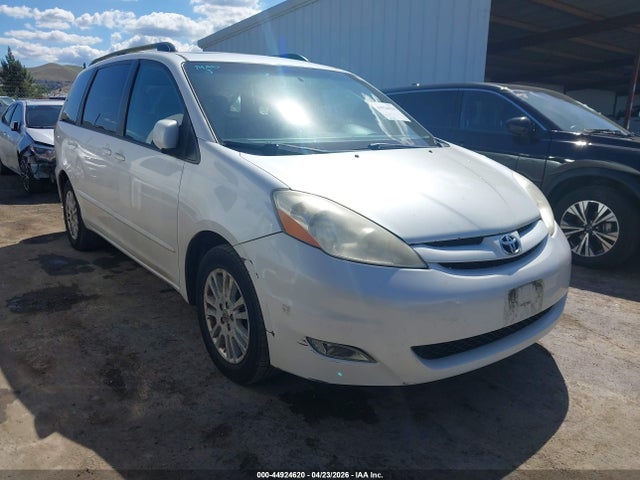 Salvage Toyota Sienna Image
