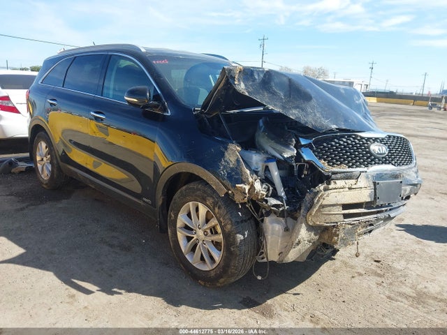 Salvage Kia Sorento Image