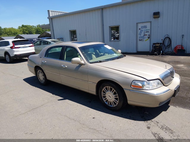 Salvage Lincoln Towncar Image